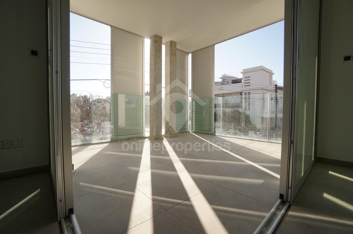 To change image, hover mouse over thumbnails below