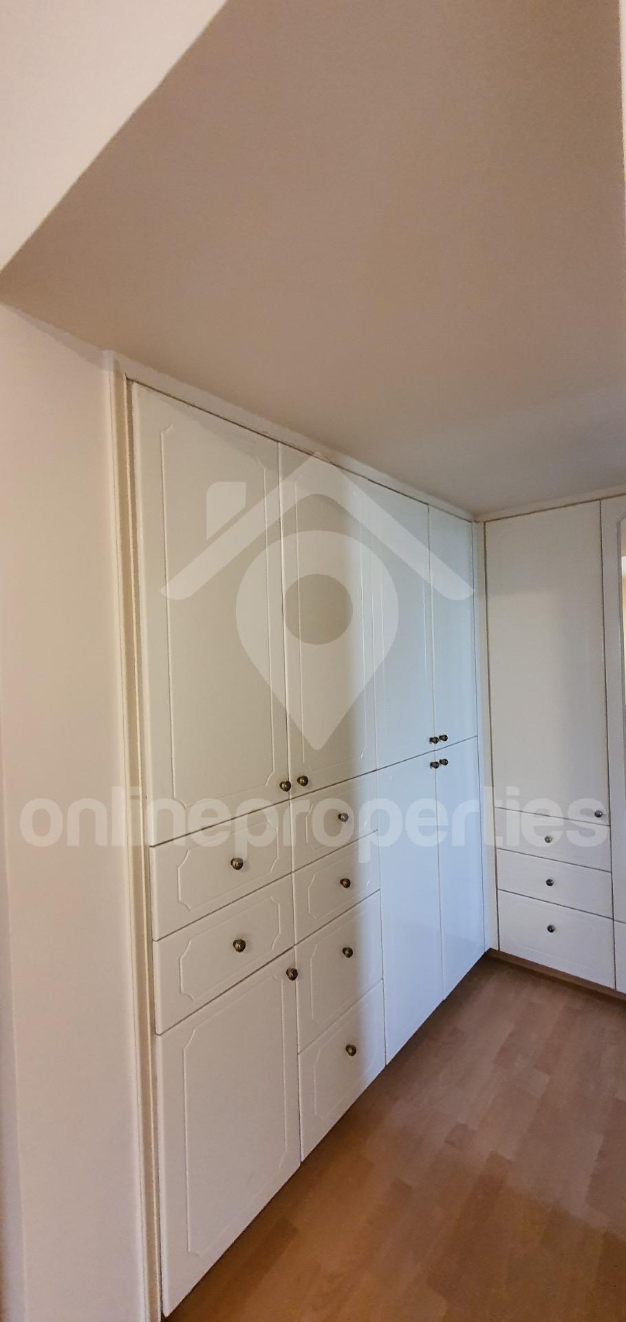 To change image, hover mouse over thumbnails below