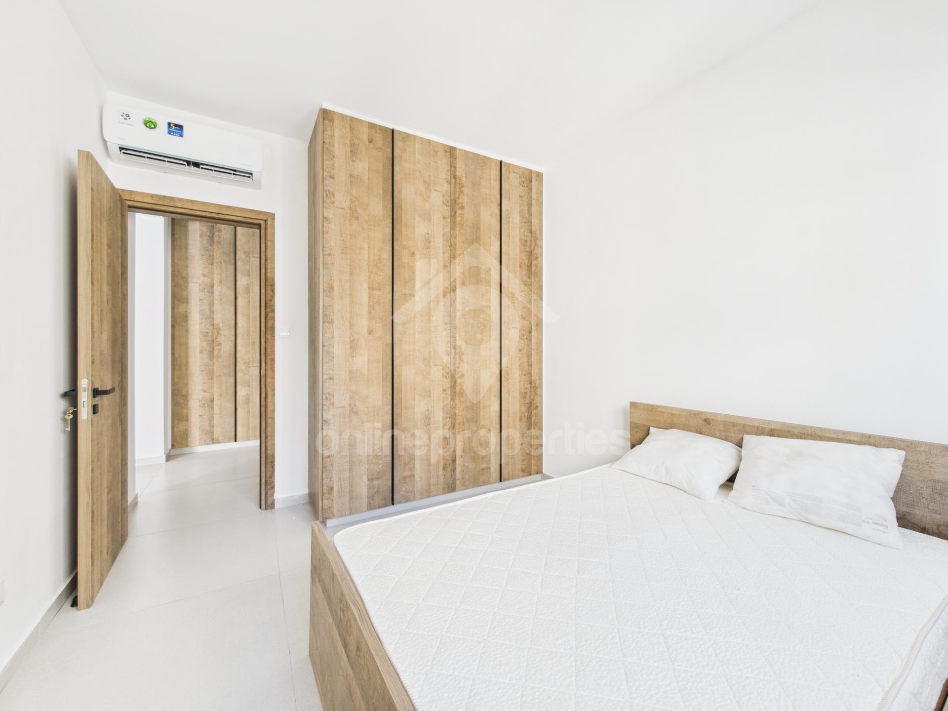 To change image, hover mouse over thumbnails below