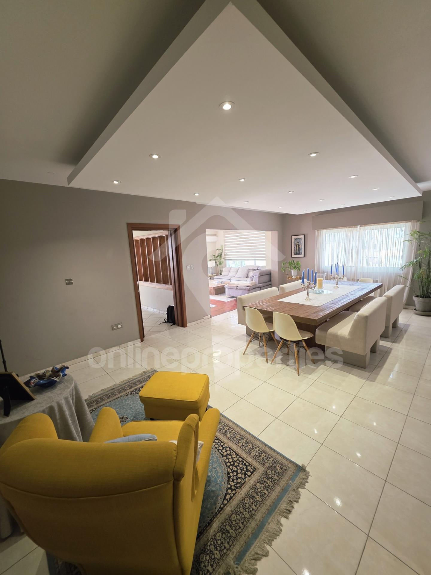 To change image, hover mouse over thumbnails below