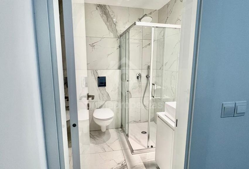 To change image, hover mouse over thumbnails below