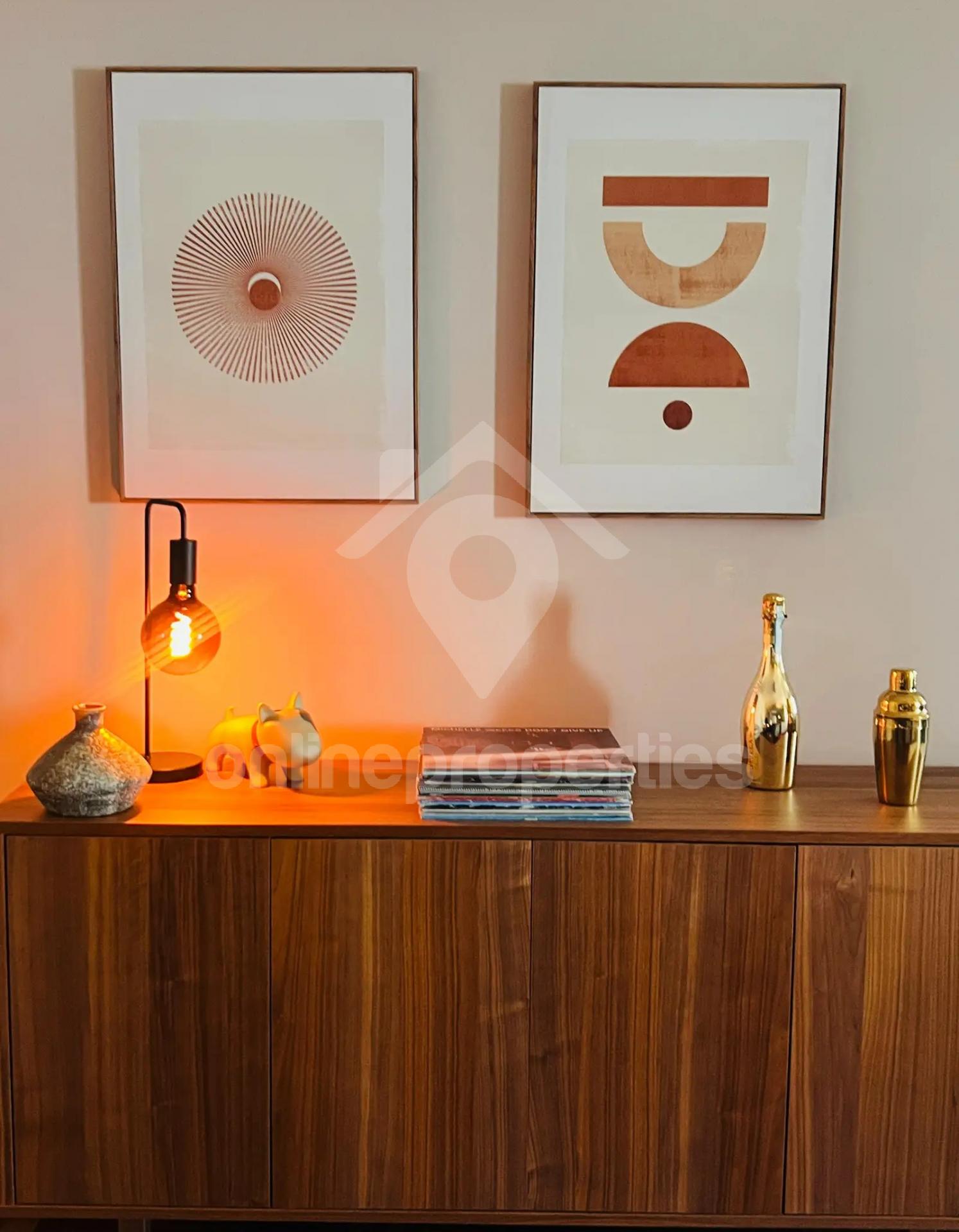 To change image, hover mouse over thumbnails below