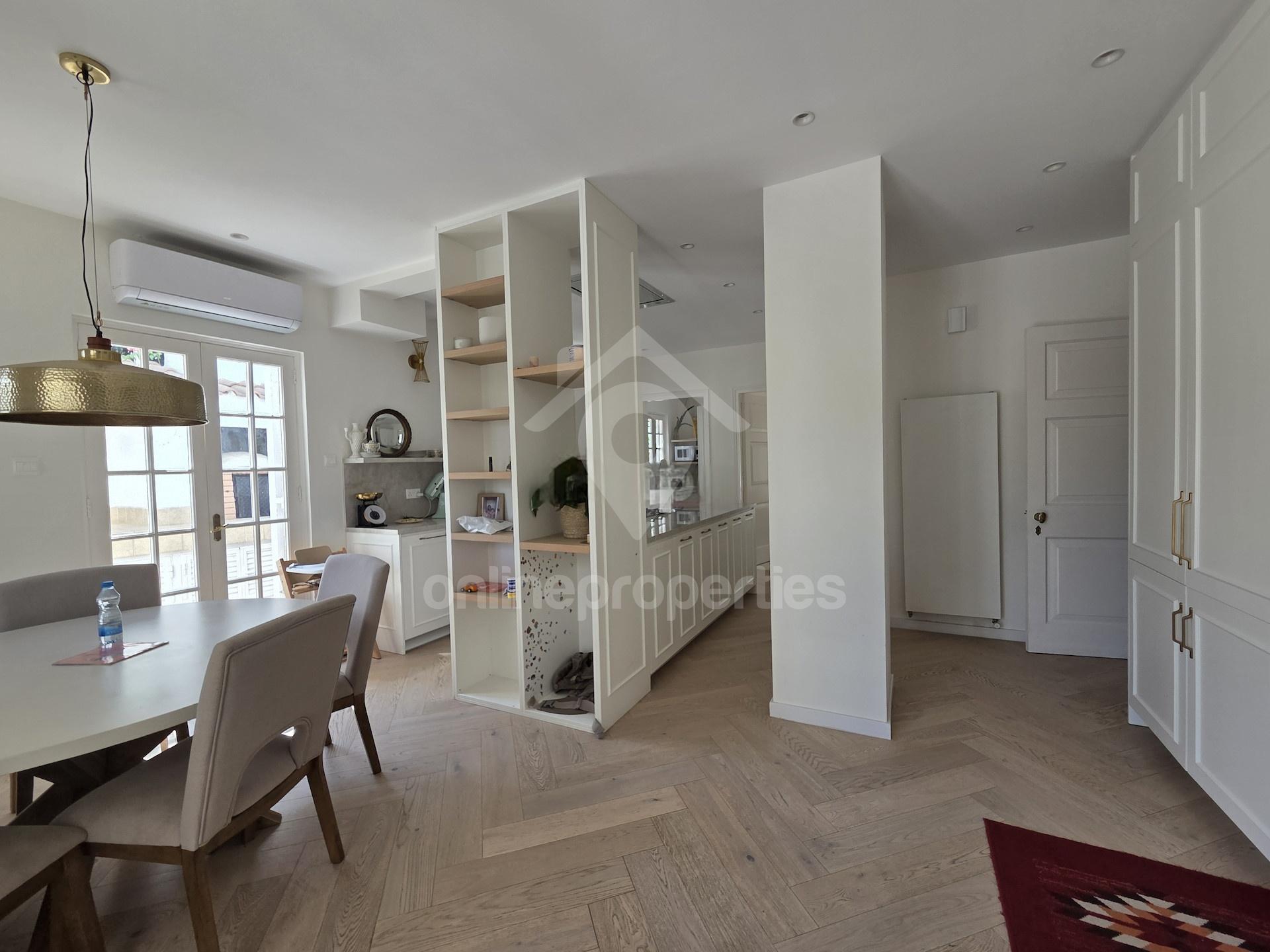 To change image, hover mouse over thumbnails below