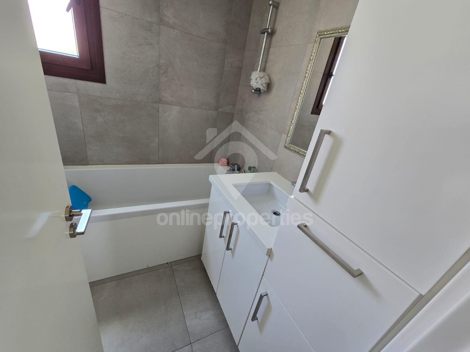 To change image, hover mouse over thumbnails below