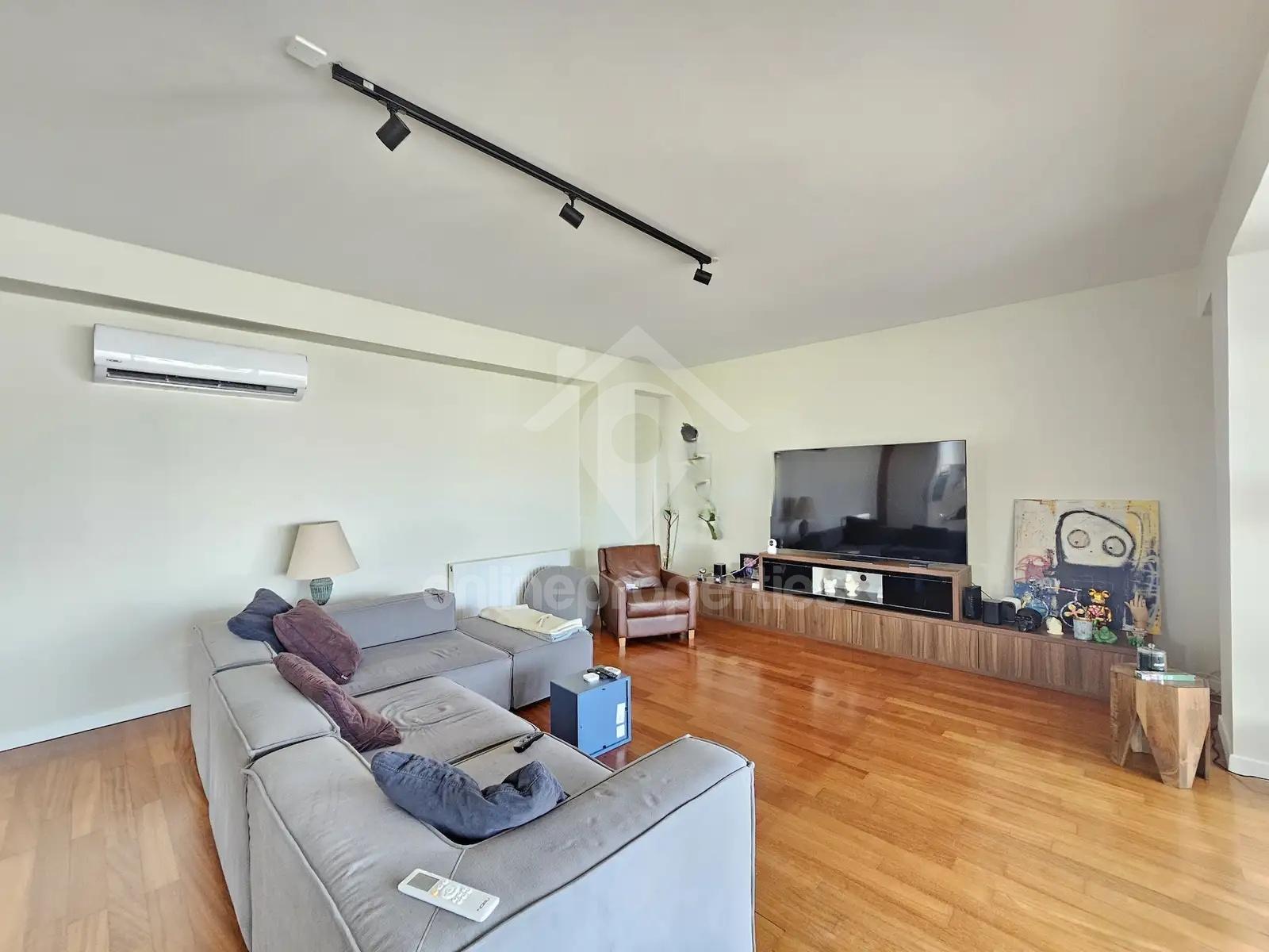 To change image, hover mouse over thumbnails below