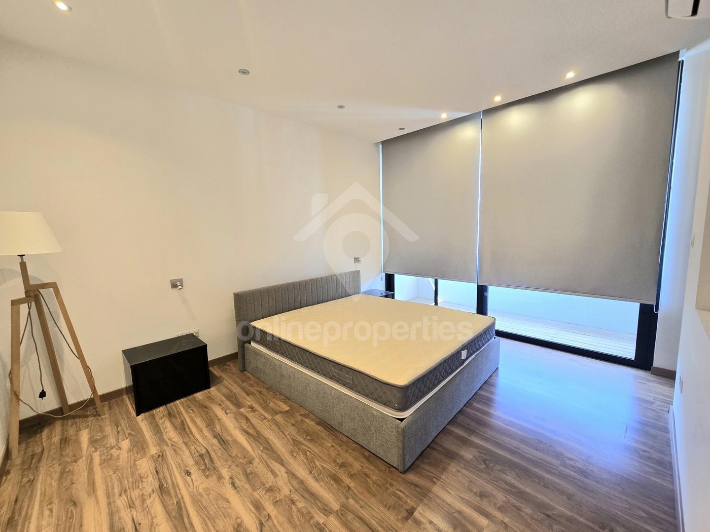 To change image, hover mouse over thumbnails below