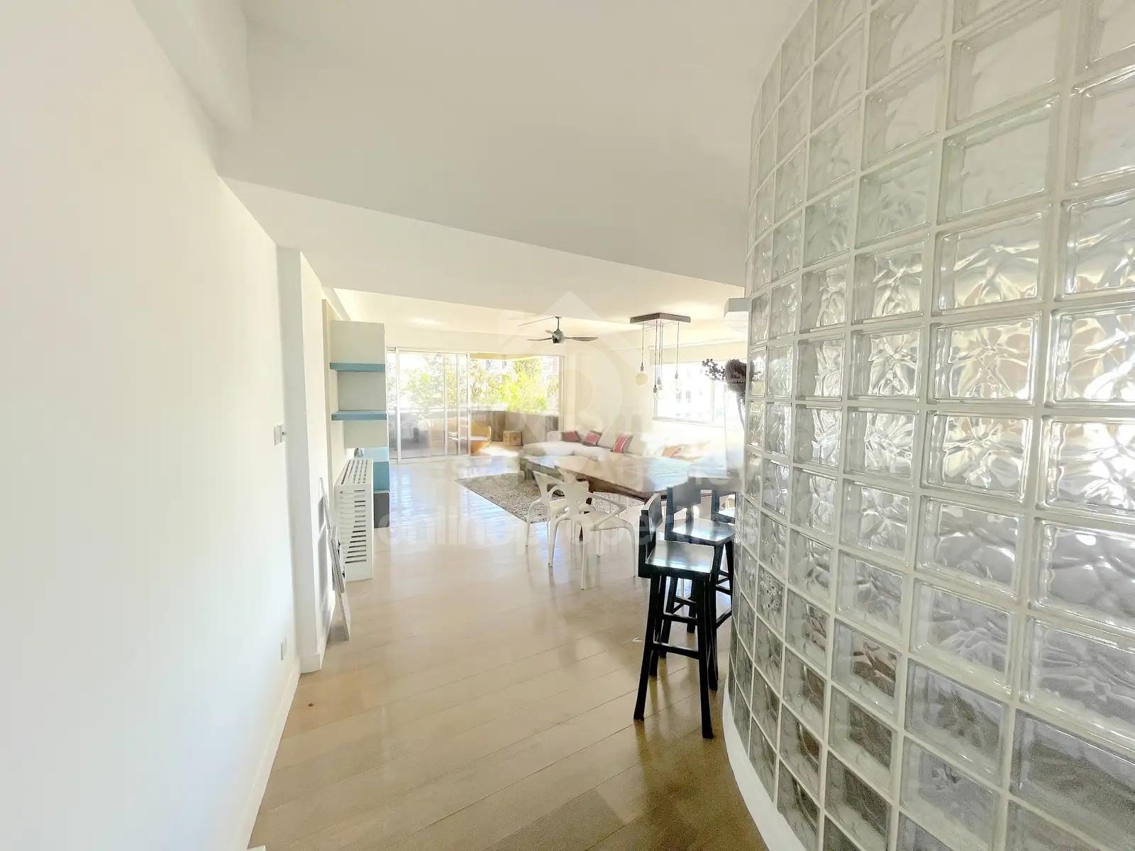 To change image, hover mouse over thumbnails below