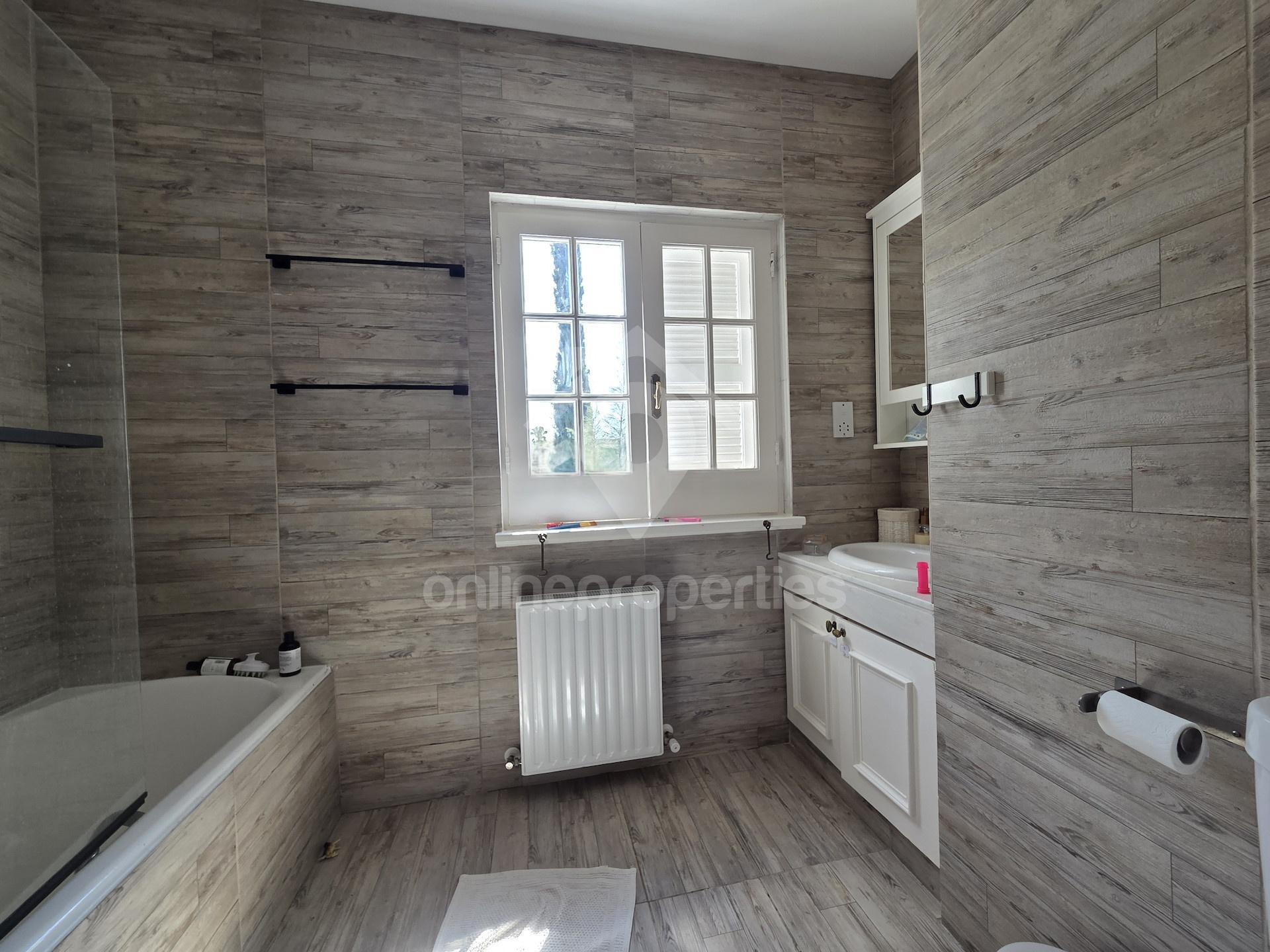 To change image, hover mouse over thumbnails below