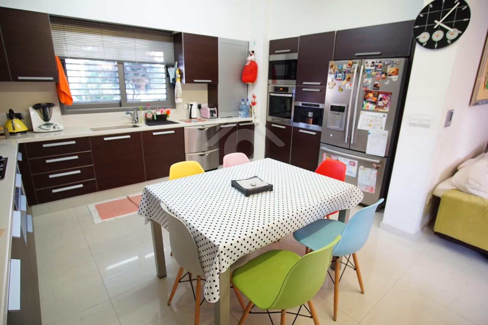 To change image, hover mouse over thumbnails below