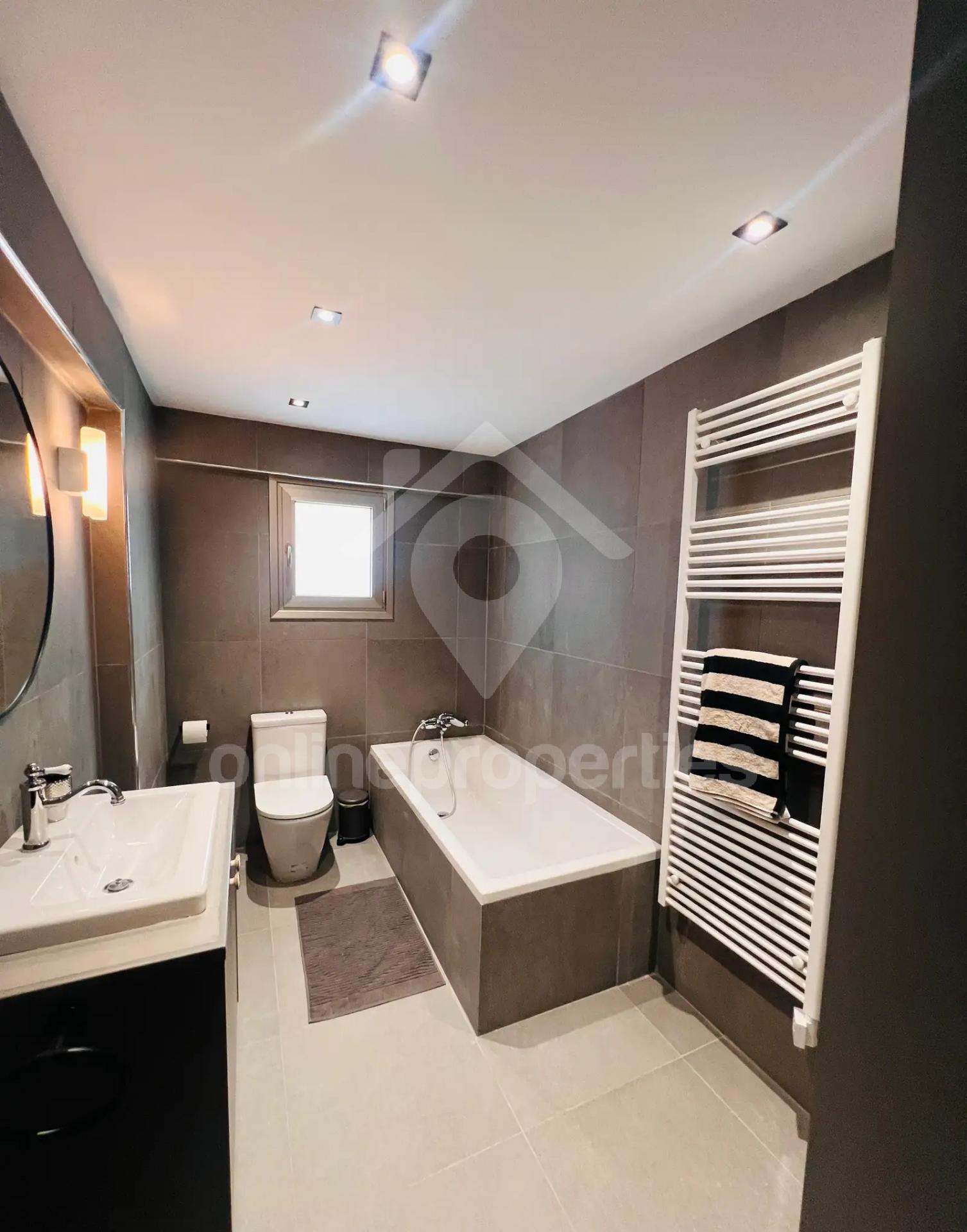 To change image, hover mouse over thumbnails below