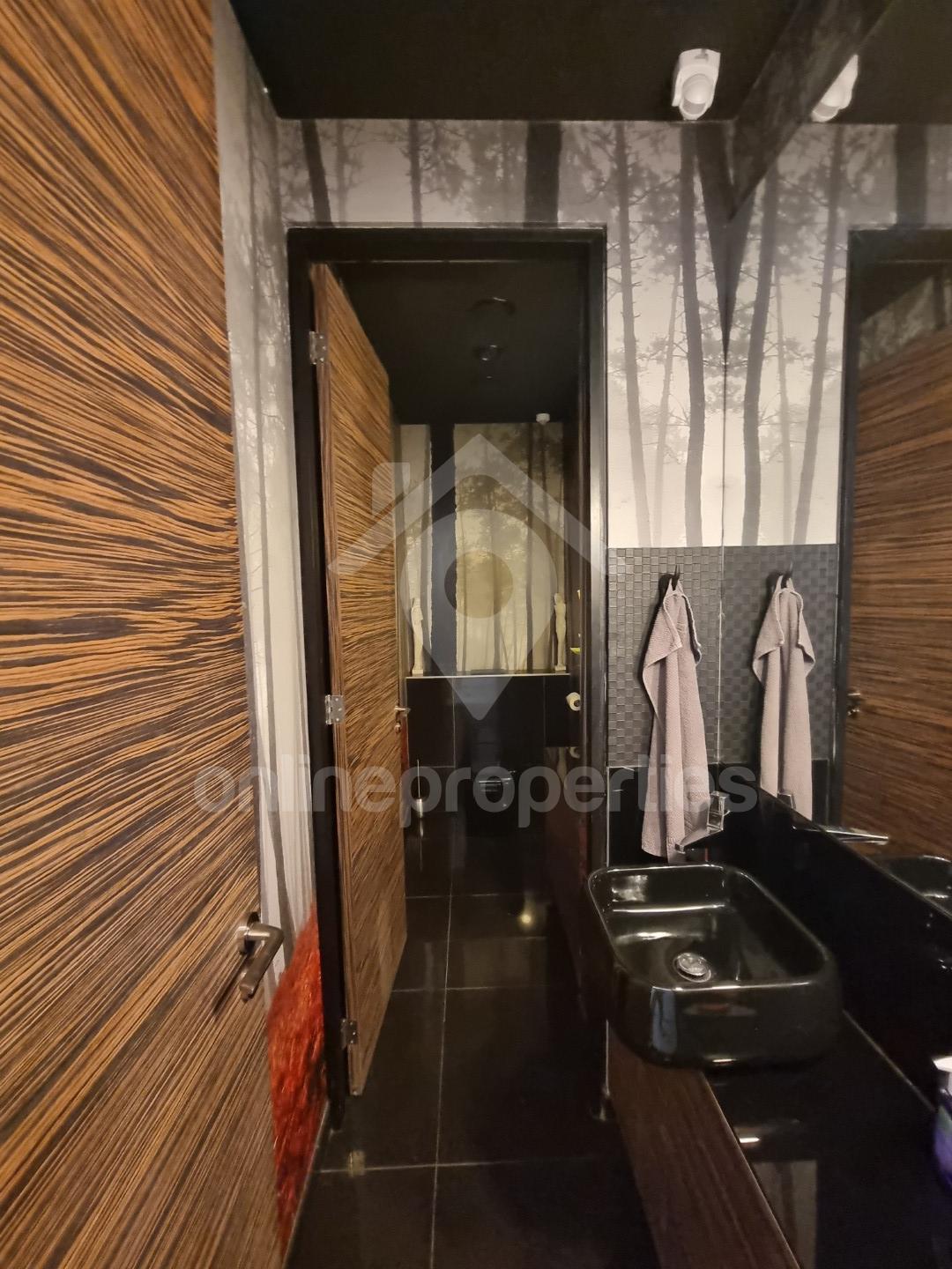 To change image, hover mouse over thumbnails below