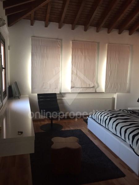 To change image, hover mouse over thumbnails below