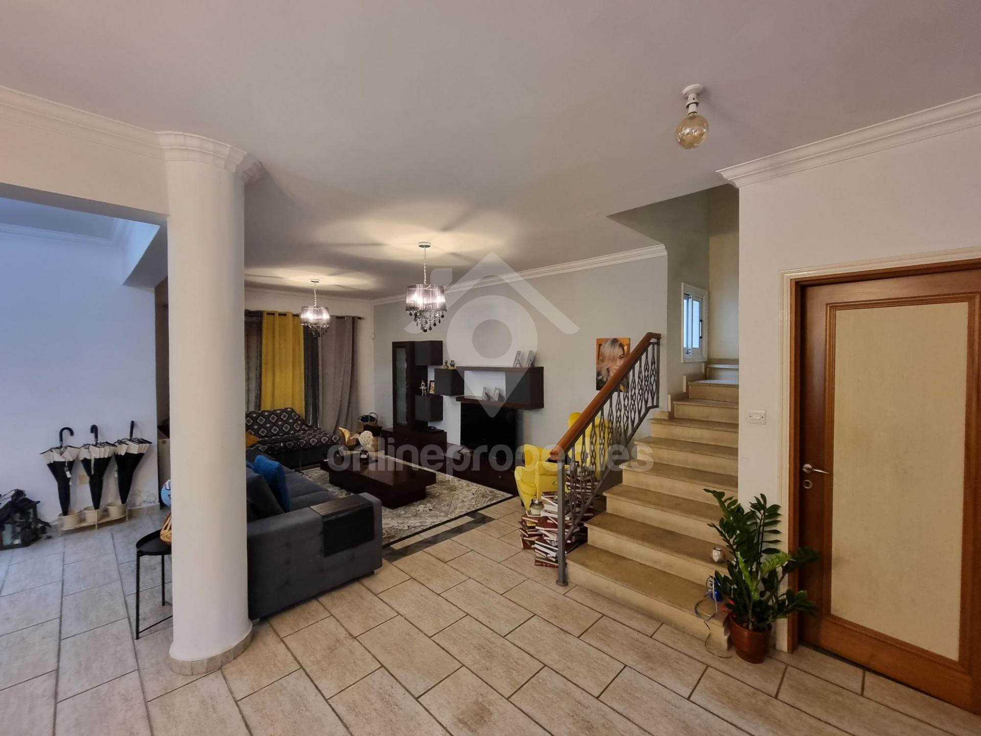 Beautiful corner house of 4 bedroom house near amenities