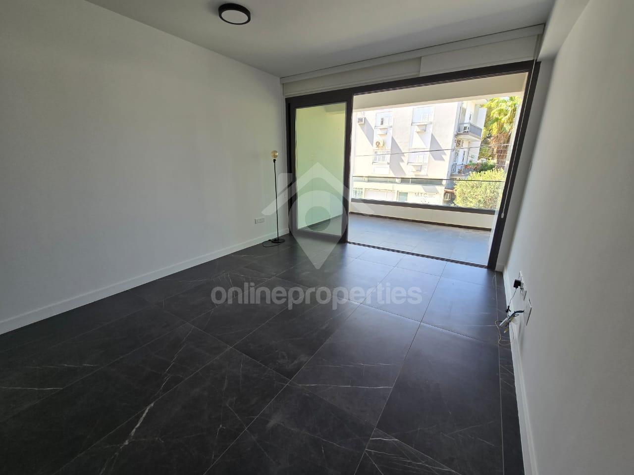 To change image, hover mouse over thumbnails below