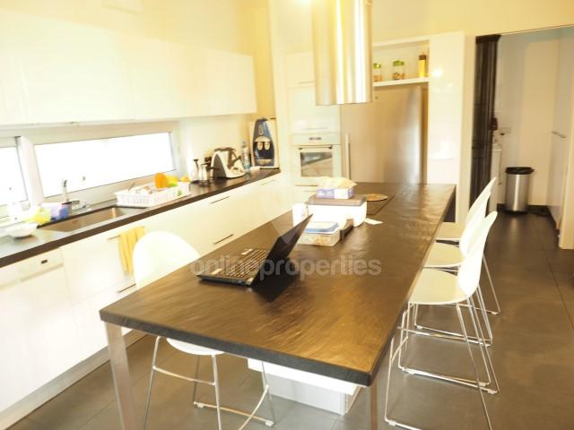 To change image, hover mouse over thumbnails below