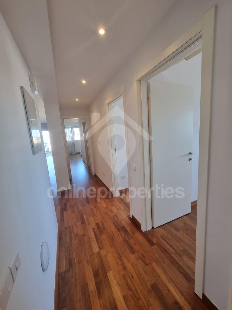 To change image, hover mouse over thumbnails below