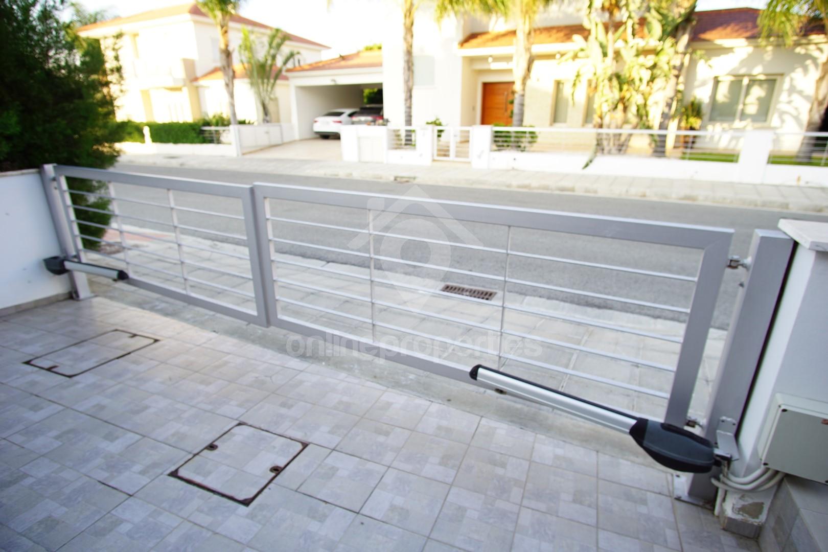 To change image, hover mouse over thumbnails below