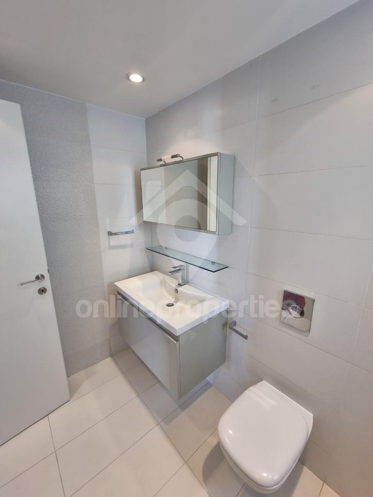 To change image, hover mouse over thumbnails below