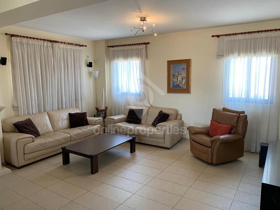 Whole Floor 3-bedroom flat near the city center