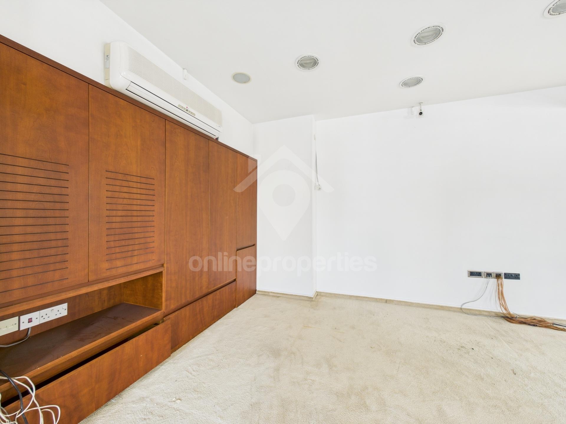 To change image, hover mouse over thumbnails below