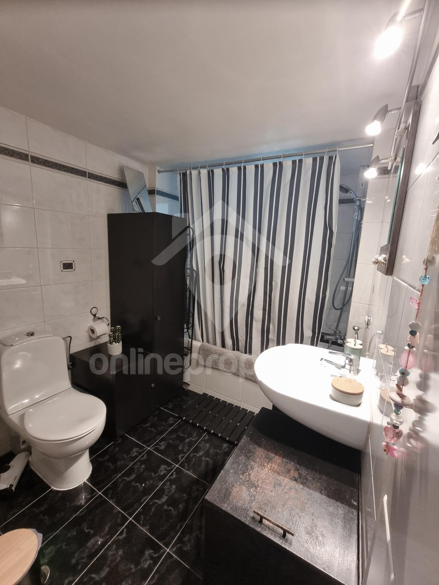 To change image, hover mouse over thumbnails below