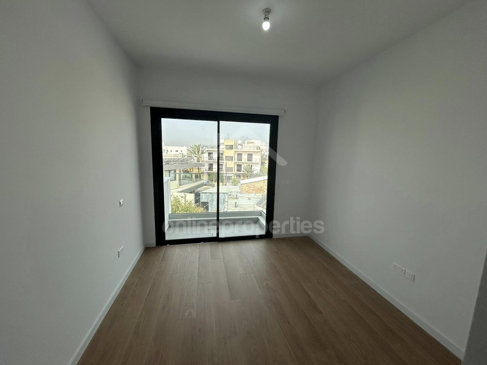 To change image, hover mouse over thumbnails below