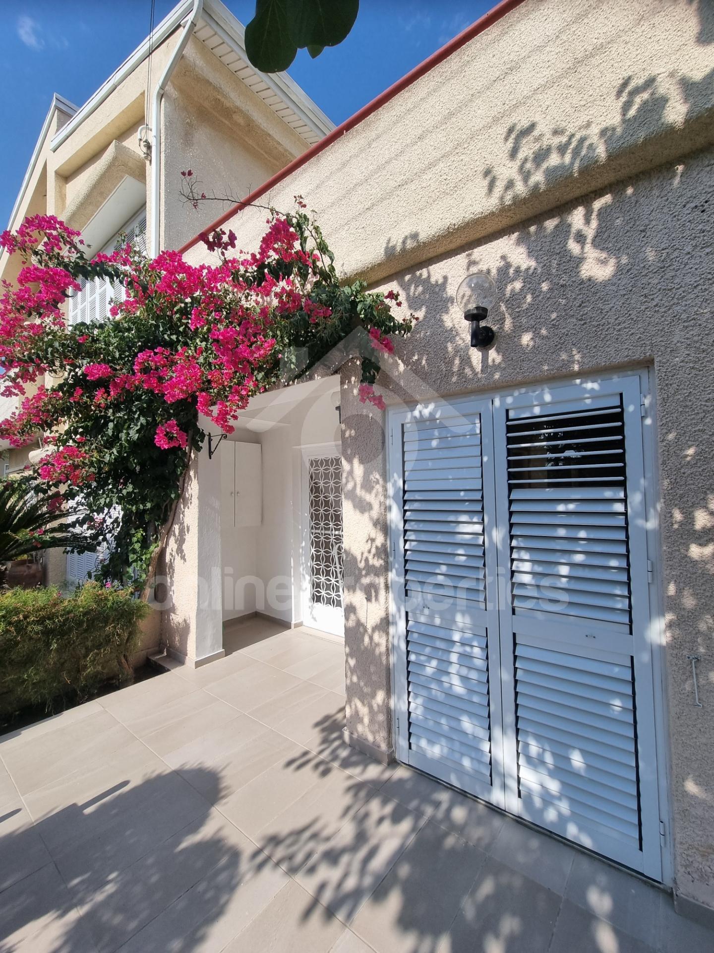 To change image, hover mouse over thumbnails below