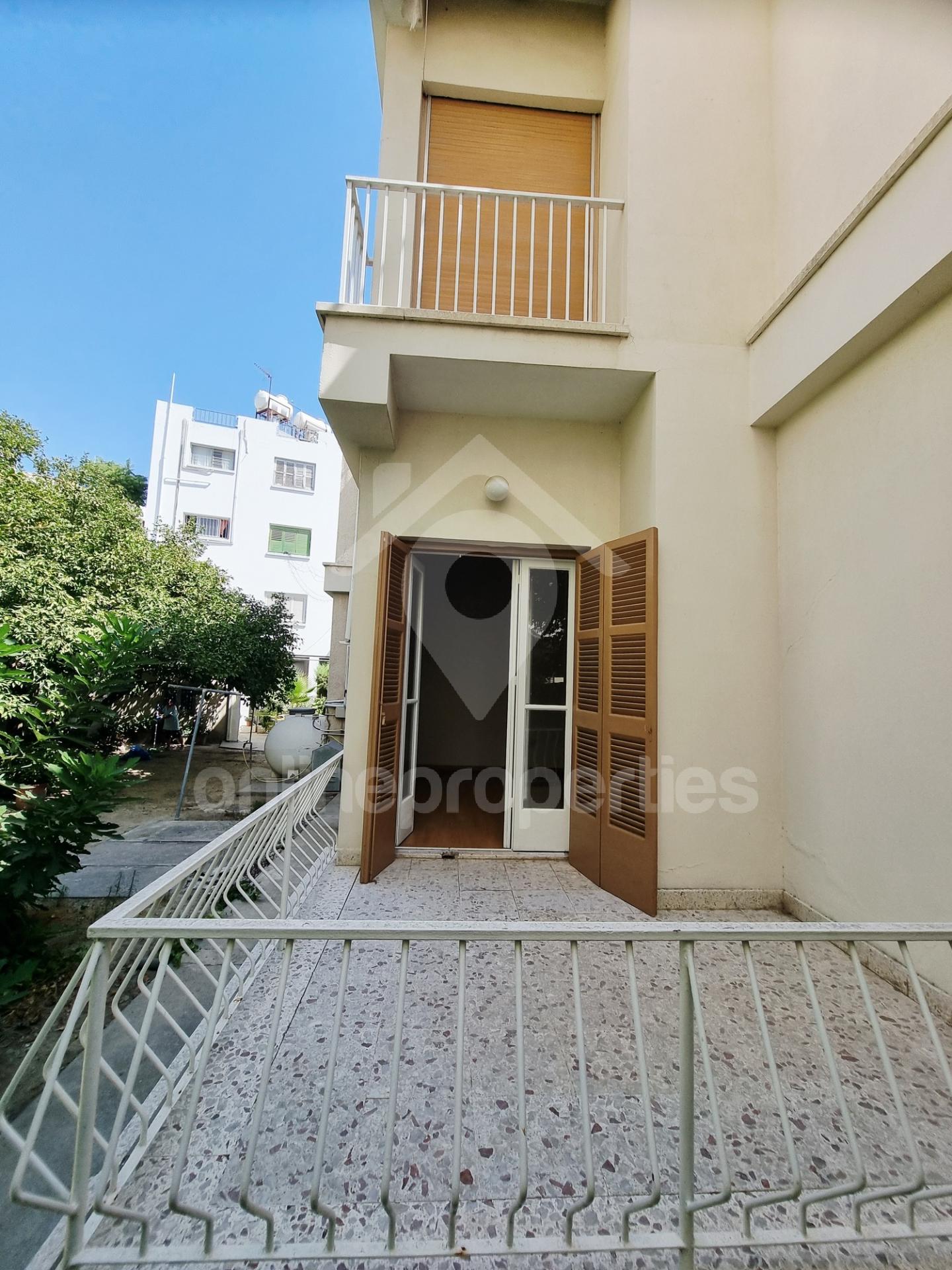 To change image, hover mouse over thumbnails below