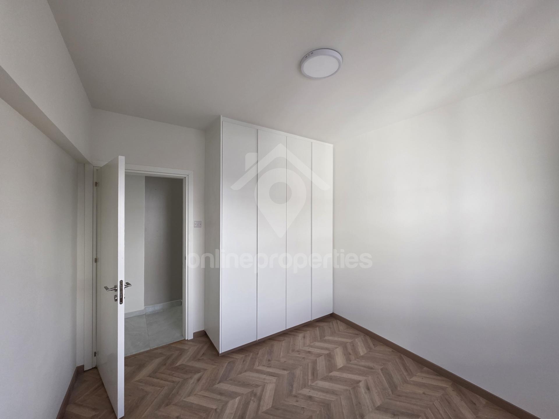 To change image, hover mouse over thumbnails below