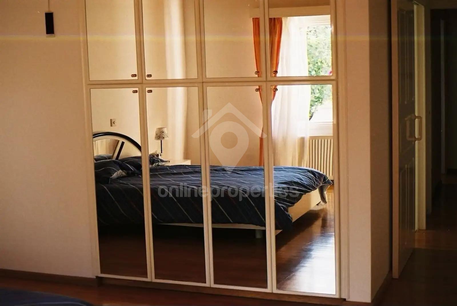 To change image, hover mouse over thumbnails below