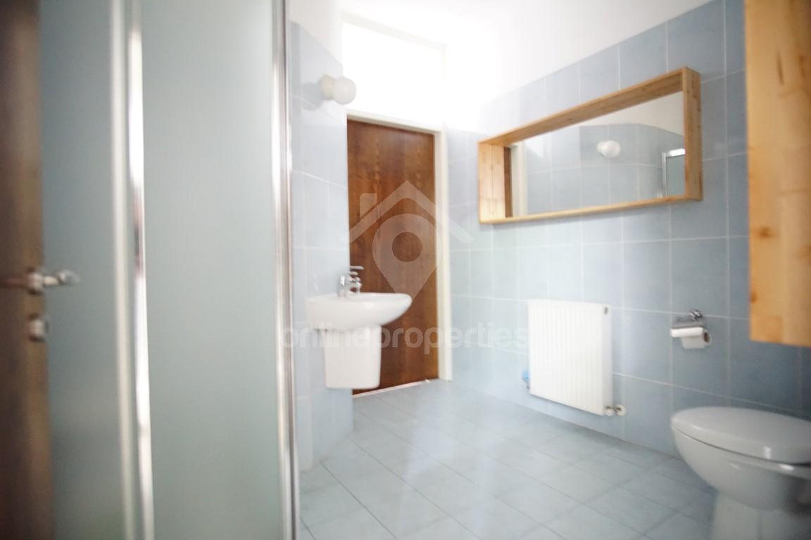 To change image, hover mouse over thumbnails below