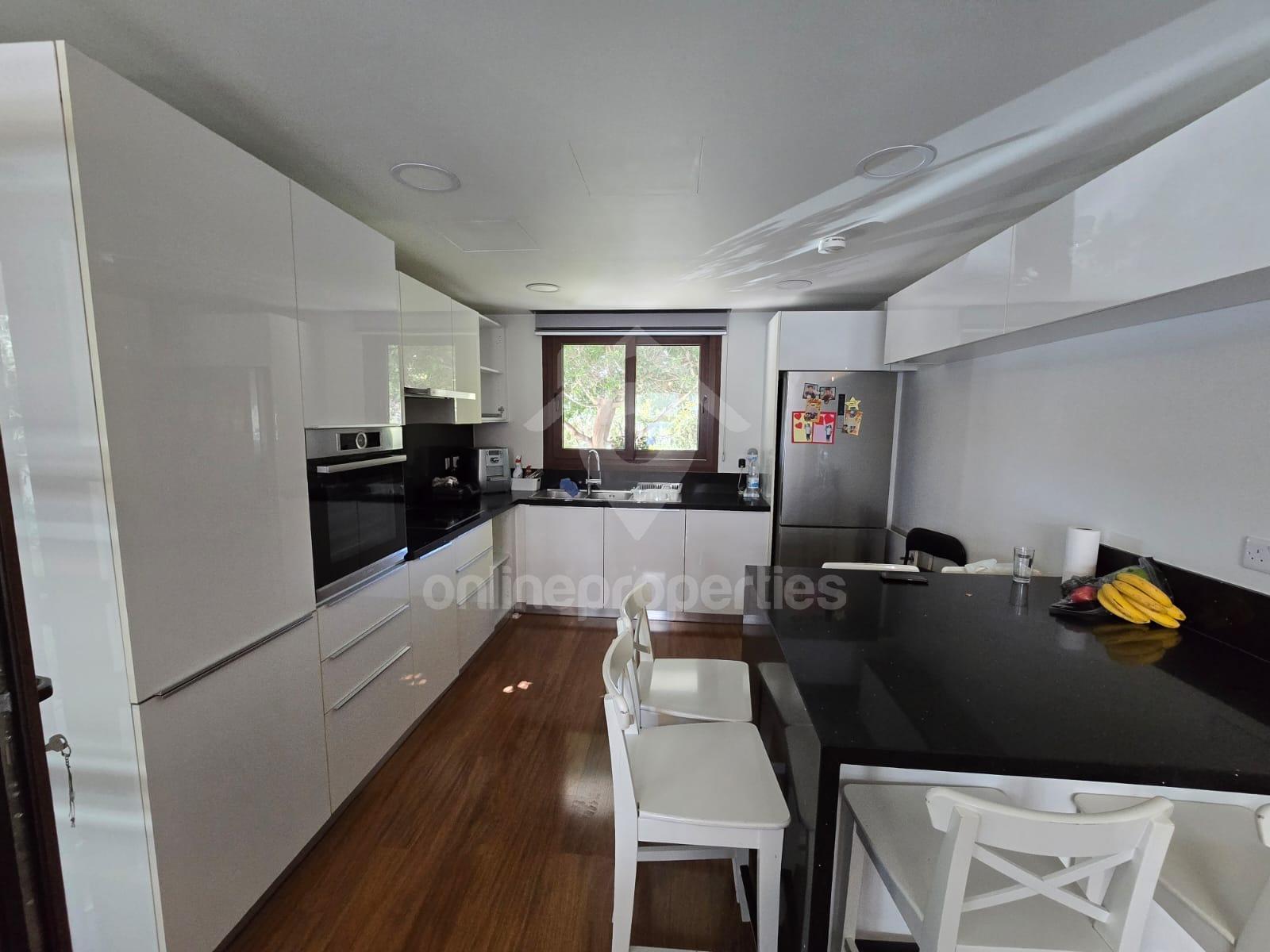 To change image, hover mouse over thumbnails below