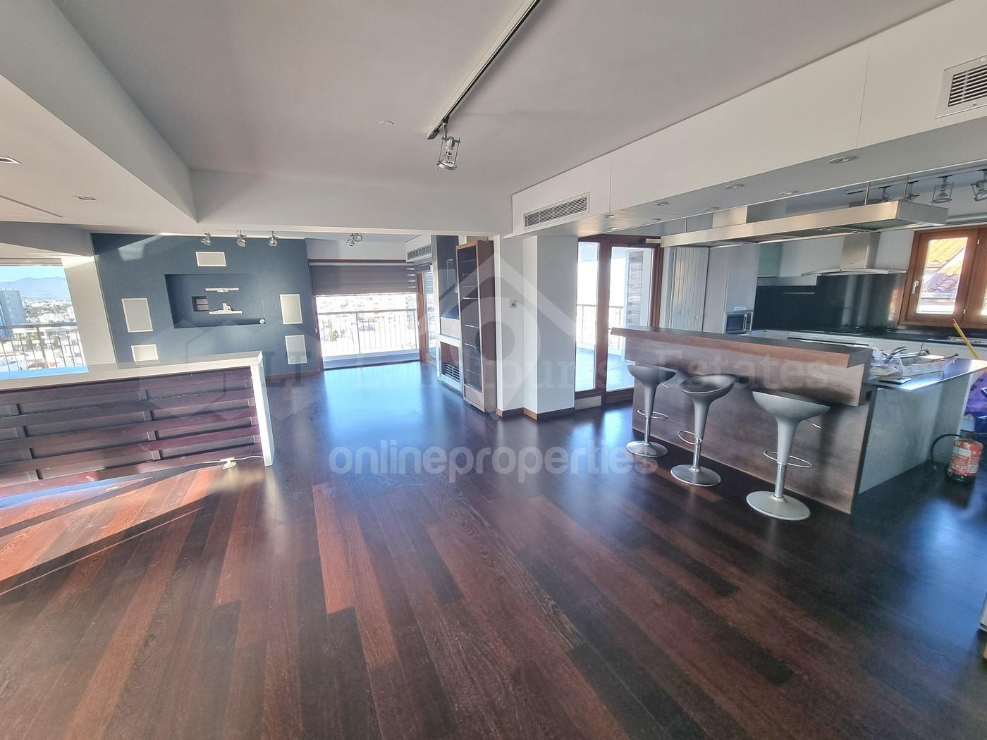 Amazing top floor 2-bedroom flat