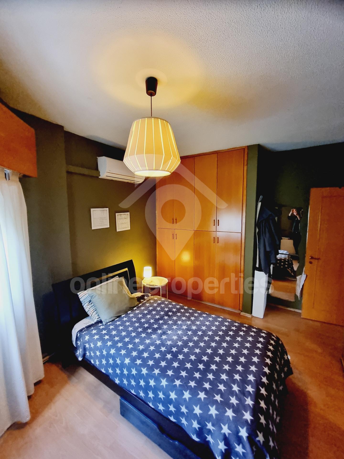 To change image, hover mouse over thumbnails below