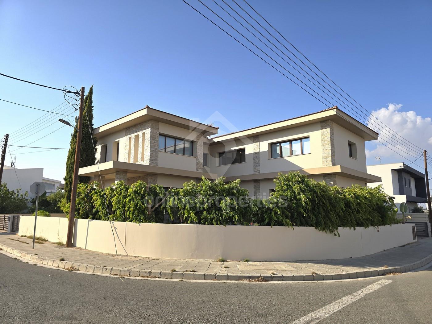 To change image, hover mouse over thumbnails below