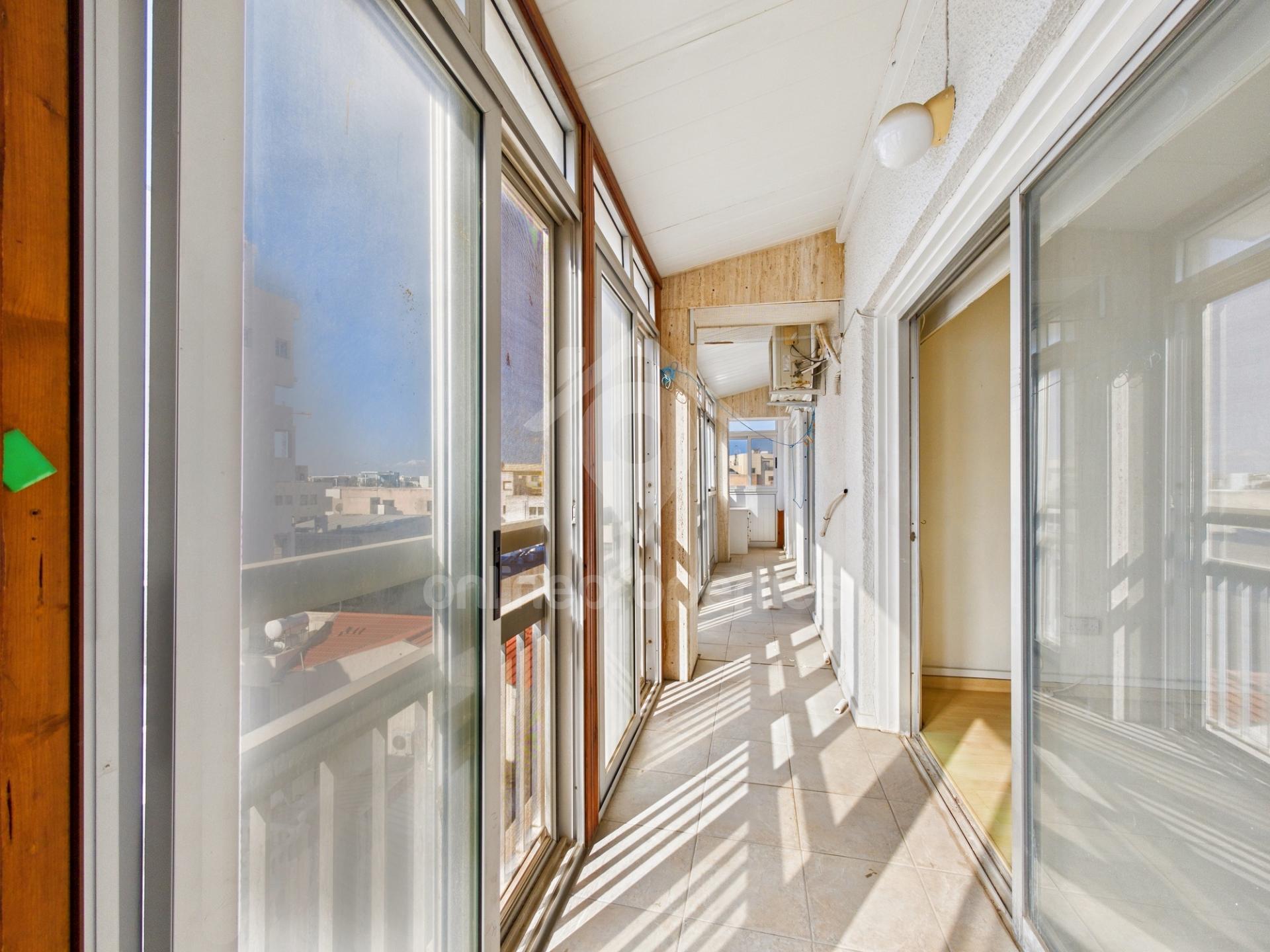 To change image, hover mouse over thumbnails below