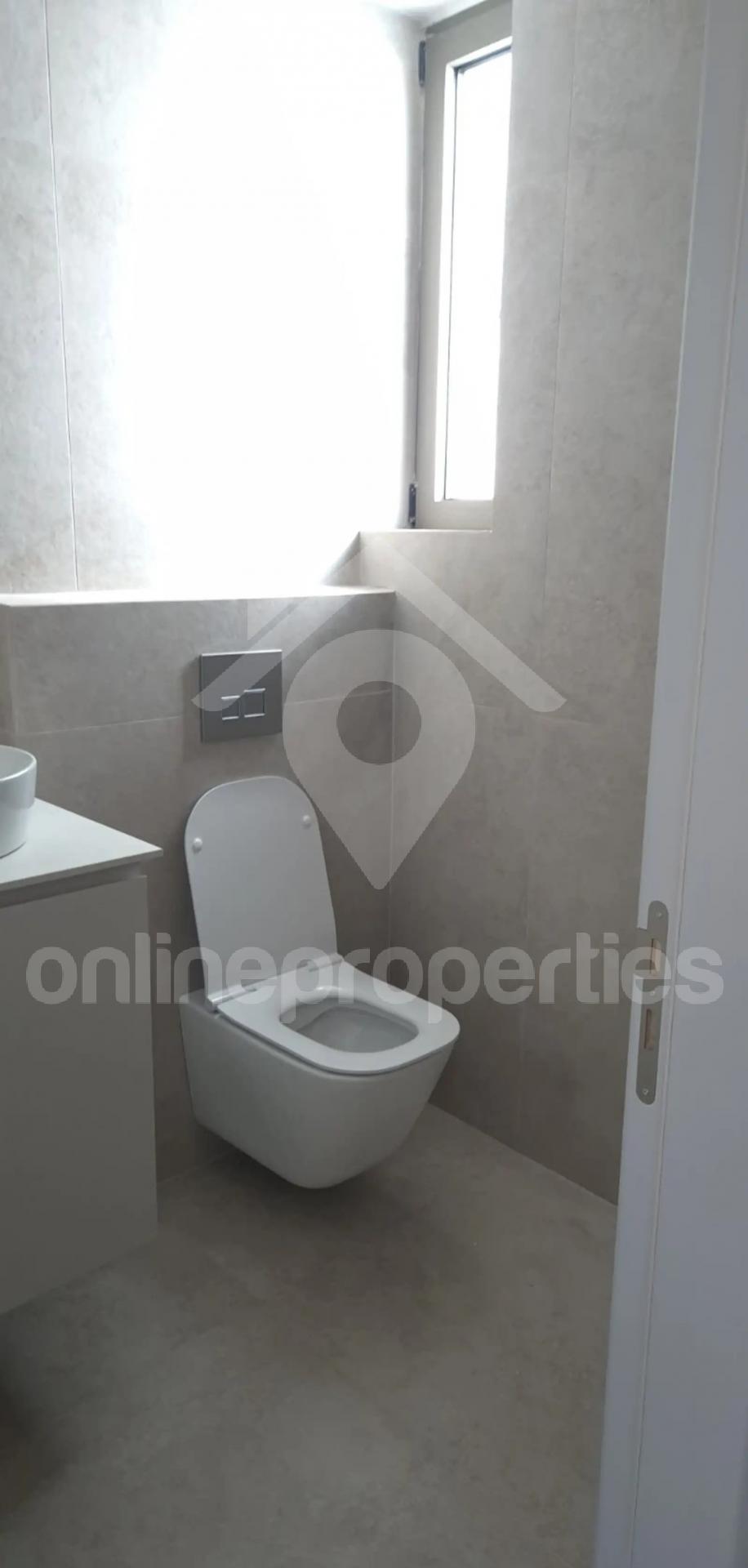 To change image, hover mouse over thumbnails below