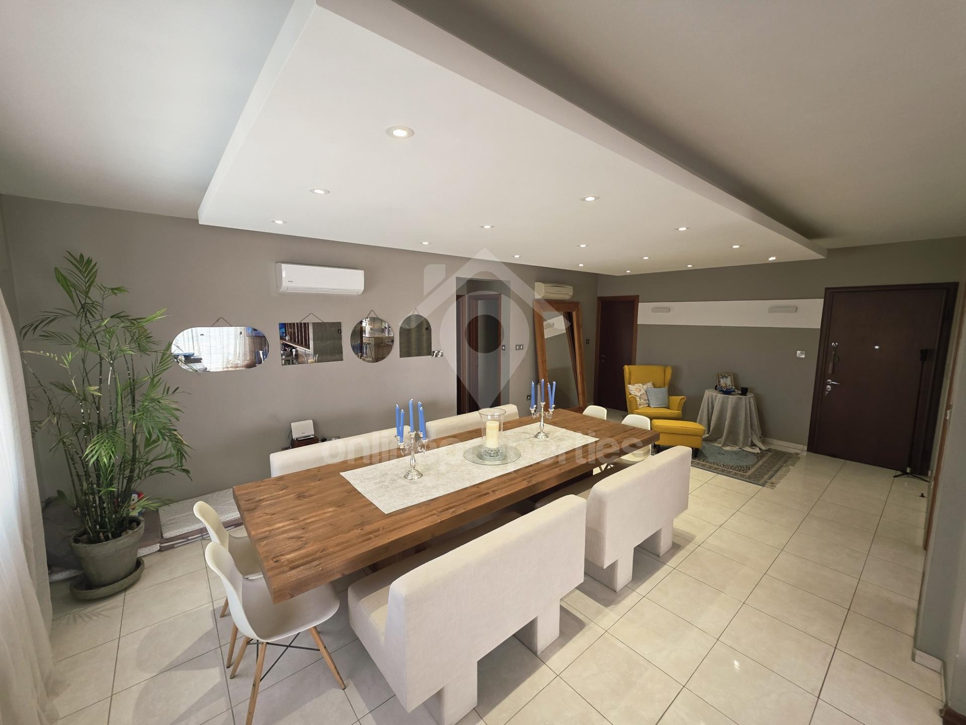 To change image, hover mouse over thumbnails below