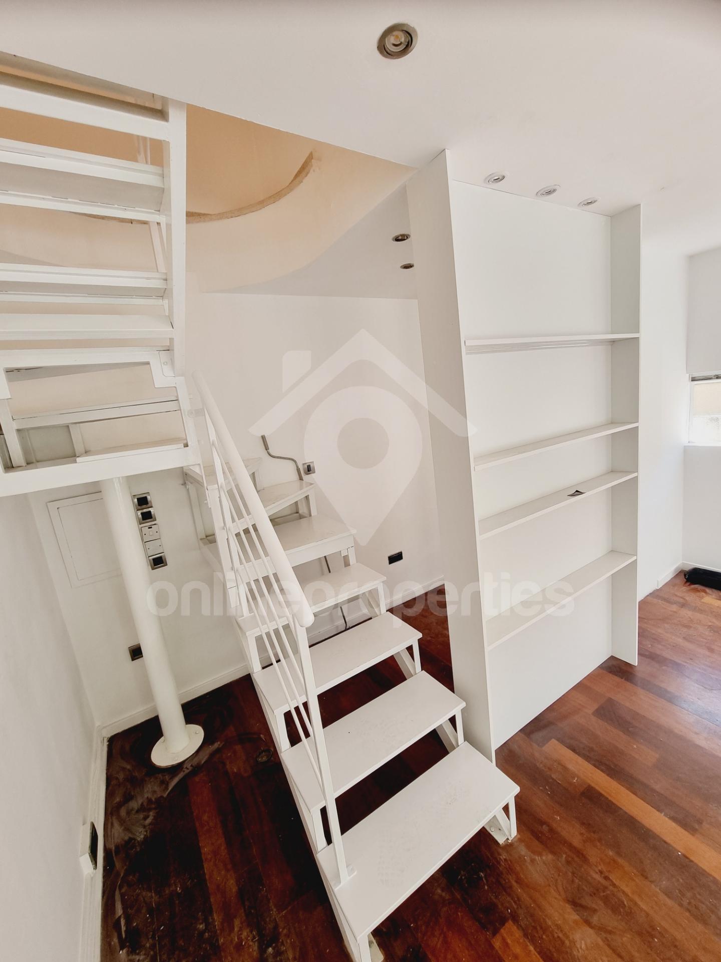 To change image, hover mouse over thumbnails below