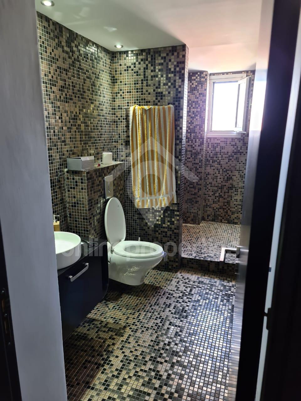 To change image, hover mouse over thumbnails below