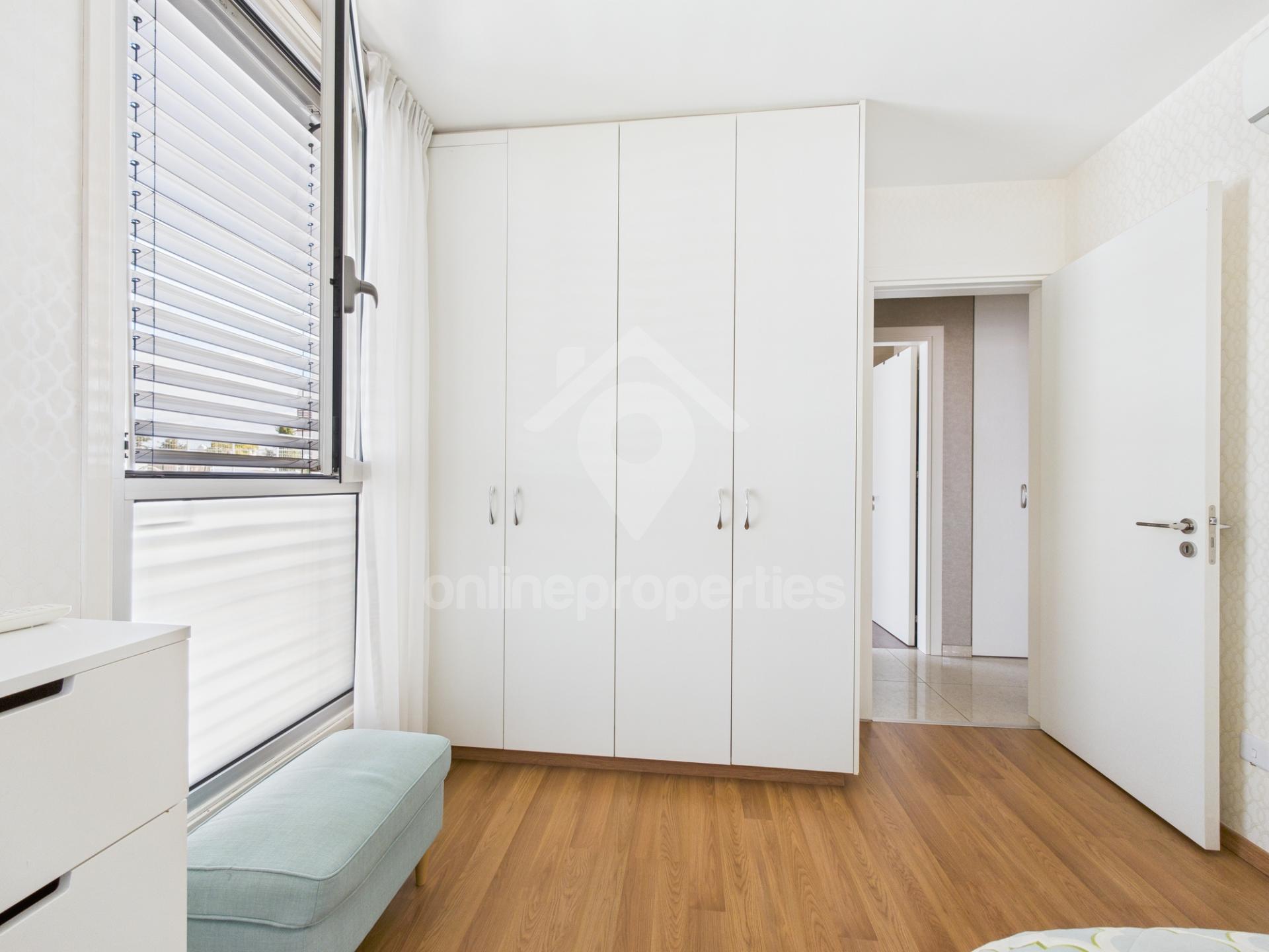 To change image, hover mouse over thumbnails below