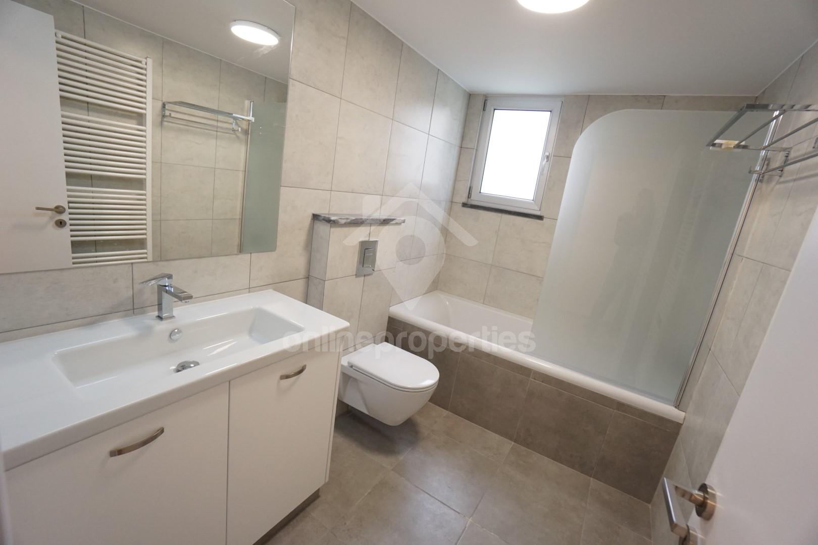 To change image, hover mouse over thumbnails below