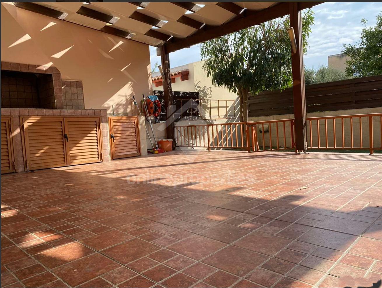 Semi detached house, 5 bedrooms with outdoor space close to Metro