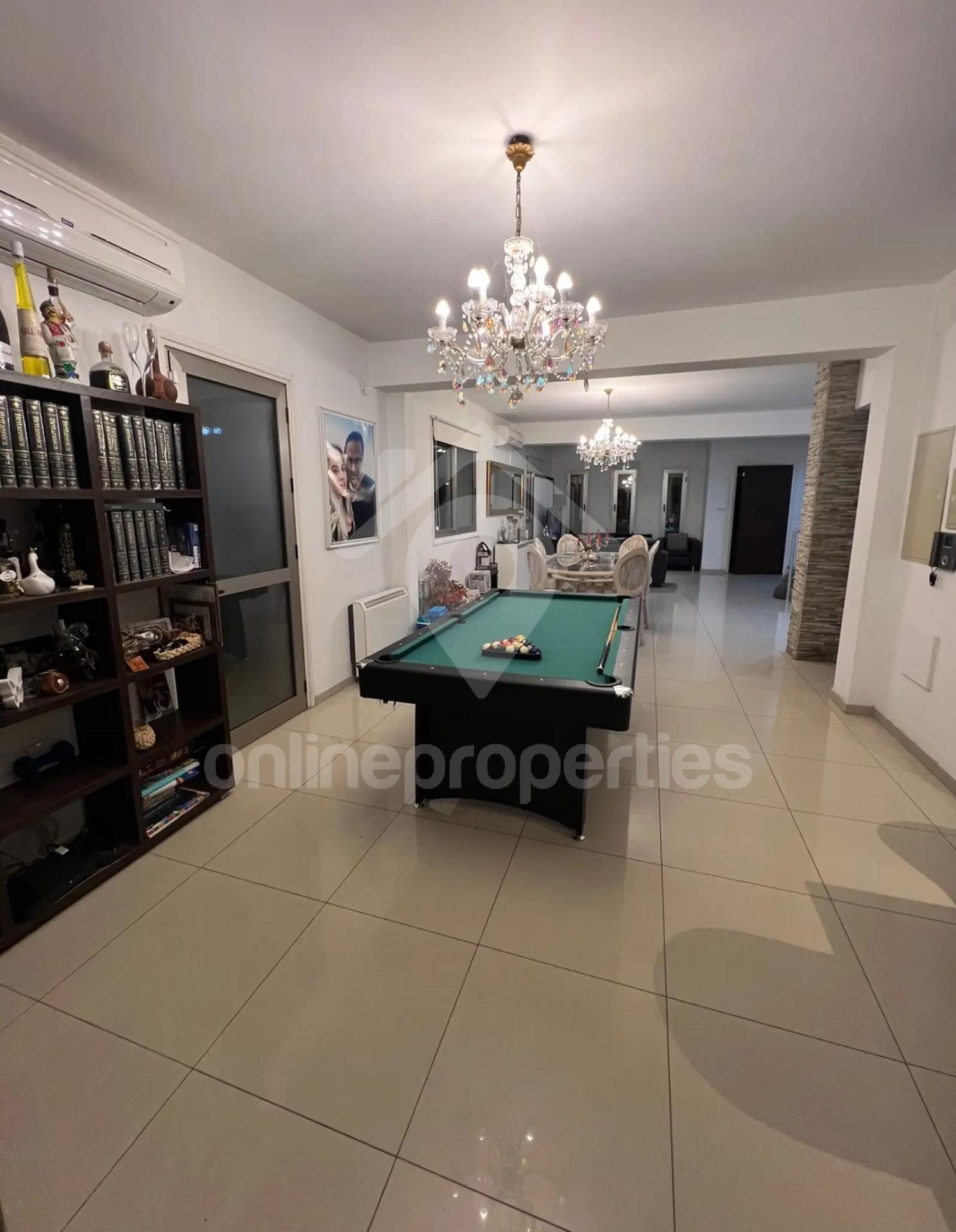 To change image, hover mouse over thumbnails below