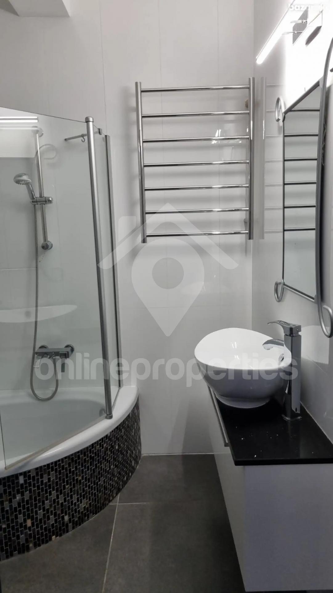 To change image, hover mouse over thumbnails below