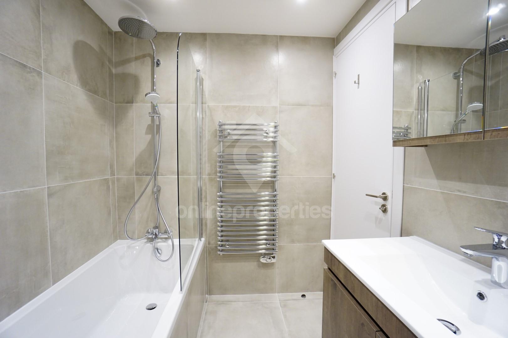 To change image, hover mouse over thumbnails below