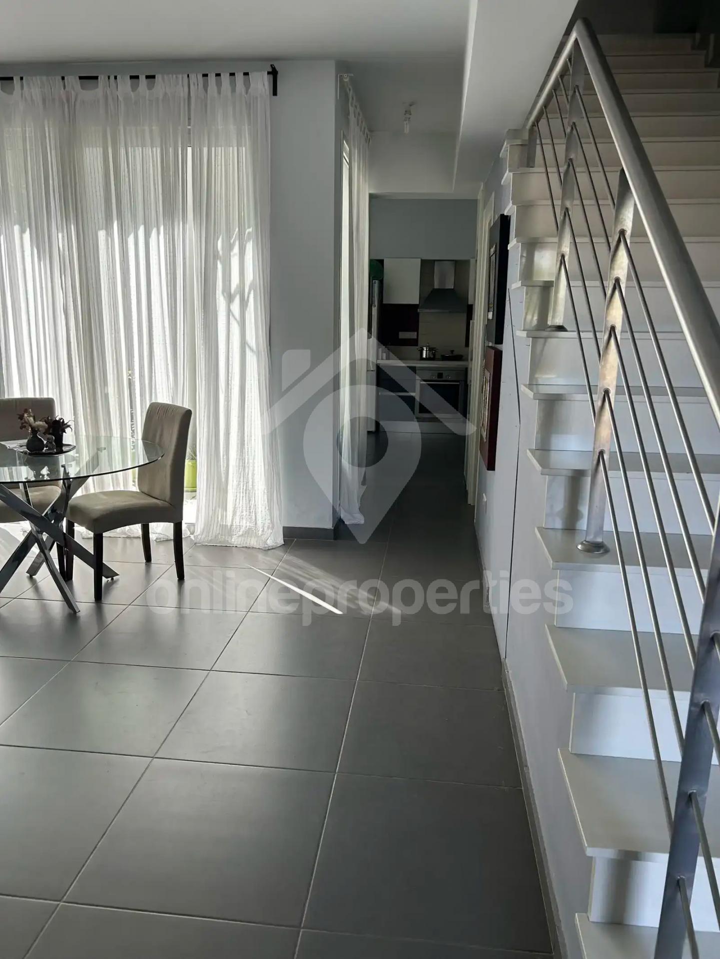 To change image, hover mouse over thumbnails below