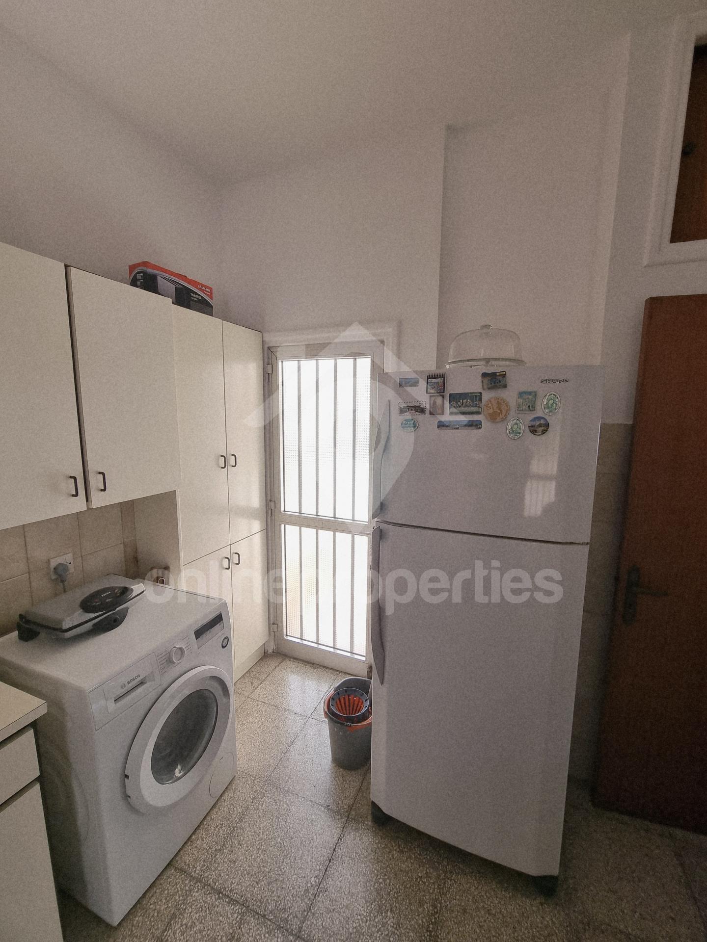 To change image, hover mouse over thumbnails below