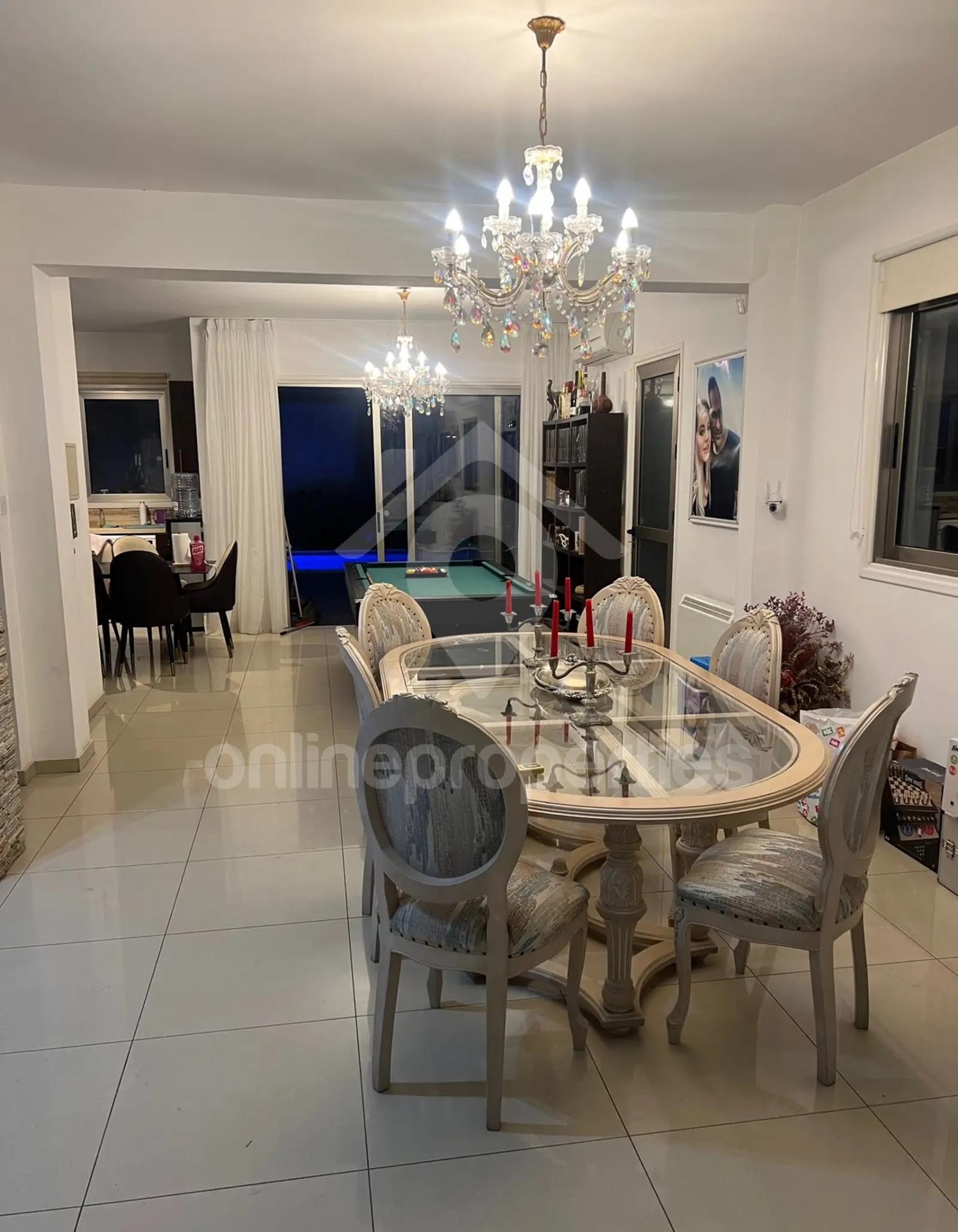 To change image, hover mouse over thumbnails below