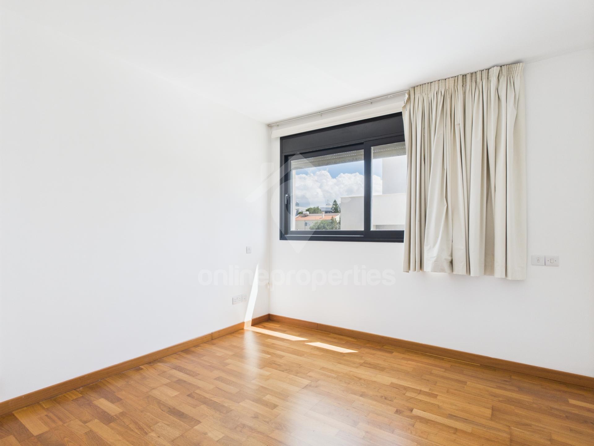 To change image, hover mouse over thumbnails below